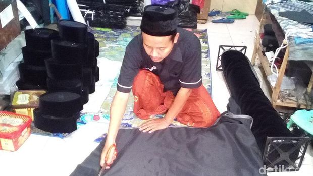 Melihat Kerajinan Peci di Kudus yang Mulai Diburu Jelang Ramadan