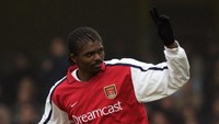Nwankwo Kanu yang pernah menjadi andalan Arsenal ini memiliki riwayat penyakit jantung yang didiagnosis pertama kali pada tahun 1996. Kanu pun berhasil mengalahkan penyakit jantungnya dengan bermain baik serta membantu Arsenal meraih gelar juara di musim 2001-02 dan 2003-04. Foto: Stu Forster/Getty Images