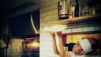 Tak cuma makan, Abdee juga mengabadikan foto saat koki membuat pizza. Yang ini aksi koki saat melemparkan dough pizza sebelum diberi topping.  Foto: Instagram @abdeenegara