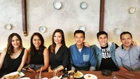 Bersama rekan artis lainnya, Ben terlihat asyik makan siang bareng dengan makanan bergaya western dan kentang goreng renyah sebagai camilan. Foto: Instagram @benjoshua_r