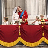 Disaksikan puluhan juta pasang mata di seluruh dunia, Pangeran William mencium belahan jiwanya di balkon Istana Buckingham, tanpa menghiraukan kehadiran neneknya, Ratu Elizabeth II. Momen tersebut semakin viral berkat kemunculan anak perempuan yang berdiri di depan sejoli ini dengan wajah menggerutu. (Foto: Getty Images)