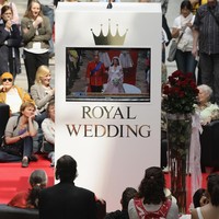 Euforia royal wedding juga dirasakan di berbagai belahan dunia. Di Berlin, Jerman, warga menggelar nonton bareng di tempat-tempat publik. (Foto: Getty Images)