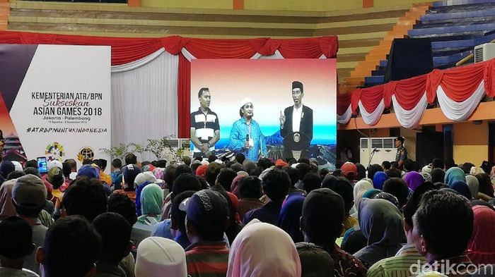 Presiden Jokowi bagi-bagi sertifikat tanah di Pasuruan/Foto: Muhajir Arifin/detikcom Presiden Jokowi bagi-bagi sertifikat tanah di Pasuruan/Foto: Muhajir Arifin/detikcom