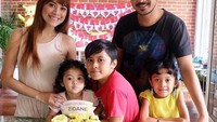 Ini pose bahagia Giring bersama istri dan ketiga anaknya. Kue ulang tahun hadir untuk menyemarakkan pesta ulang tahun anak pertama Giring, Zidane. Foto: Instagram giring