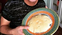 Siapa sangka Giring juga bisa bikin roti. Dibantu sang istri, ia membuat roti khas Maroko, Khobs. Wiihhh, mau dong rotinya! Foto: Instagram giring