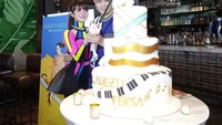 Cake besar ini menambah kemeriahan momen anniversary pasangan Gilang dan Adiezty. Mewah yah kayak kue pernikahan. Foto: instagram @gilangdirga