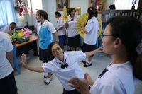 Mereka belajar tari tradisional di sekolah (Athit Perawongmetha/Reuters)
