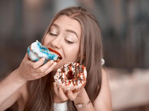 Kalau Lagi Sedih dan Galau Mengapa Orang Cenderung Makan Lebih Banyak?