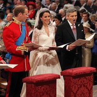 Tiba di altar, Kate Middleton dengan pesona sempat membuat Pangeran William gagal fokus. Terlihat putra pertama mendiang Putri Diana itu sesekali menatap calon istrinya saat bernyanyi. (Foto: Getty Images)