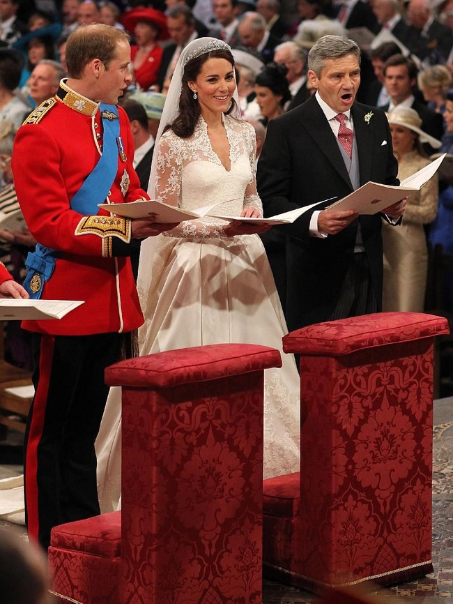 Tiba di altar, Kate Middleton dengan pesona sempat membuat Pangeran William gagal fokus. Terlihat putra pertama mendiang Putri Diana itu sesekali menatap calon istrinya saat bernyanyi. (Foto: Getty Images)