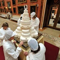 Inilah penampakan kue royal wedding yang tengah dipersiapkan untuk resepsi malam. Kue ini buatan Fiona Chairns, pastry chef langganan keluarga Kerajaan Inggris. (Foto: Getty Images)