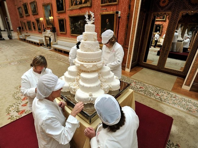 Inilah penampakan kue royal wedding yang tengah dipersiapkan untuk resepsi malam. Kue ini buatan Fiona Chairns, pastry chef langganan keluarga Kerajaan Inggris. (Foto: Getty Images)