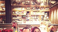 Sosok family man ini sedang menghabiskan waktu berdua bersama istrinya, Cynthia Riza. Resto dengan menu andalan daging panggang jadi pilihan keduanya. Foto: Instagram giring