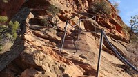 Jalurnya berupa jalan setapak naik turun di perbukitan batu yang tandus seperti ngarai. Hanya rantai yang membentang saja, yang menjadi pengaman untuk berpegangan sepanjang jalan (Zion National Park)
