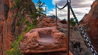 Jalur trekkingnya bukan jalur trekking biasa, melainkan berada di punggungan perbukitan berbatu dan lembah dengan titik paling tinggi 500 mdpl (utah.com)