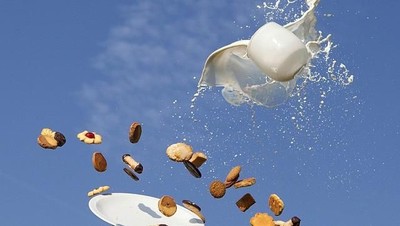 Keren! Foto-foto Makanan dan Minuman yang Dibuat Melayang di Udara