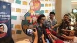 Sri Mulyani Semringah Pakai Jaket Dilan Pose Bareng Reza Rahadian