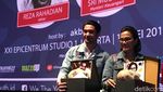 Sri Mulyani Semringah Pakai Jaket Dilan Pose Bareng Reza Rahadian