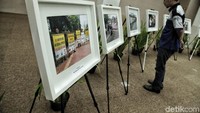 Sejumlah pengendara motor menonton pameran foto tentang himbauan keselamatan berkendara bermotor dalam acara Mini Road Safety Festival di Hotel Ibis, Cawang, Jakarta Timur, Sabtu (12/5/2018).