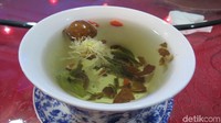 Jangan lewatkan mencoba Ba Bao Tea, teh tradisional Hui dengan daun teh dan 7 daun dan bunga lainnya. Wangi dan legit rasanya! (Fitraya/detikTravel)