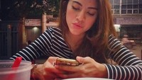 Nggak cuma di restoran mewah, momen makan berdua Giring dan Cynthia juga di warung makan pinggir jalan lho. Nemenin istriku yang doyan makan mata kambing didalam sup kambing..., tulis Giring. Foto: Instagram giring