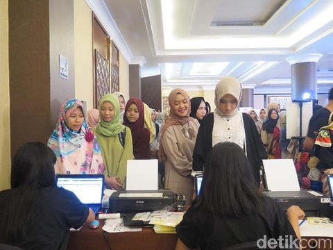 Hijabers Bandung berbondong-bondong mendaftar ulang di audisi Sunsilk Hijab Hunt 2018. 