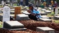 Warga melakukan tradisi ziarah kubur jelang ramadhan di Menteng Atas, Jakarta Pusat , Sabtu (12/5/2018).