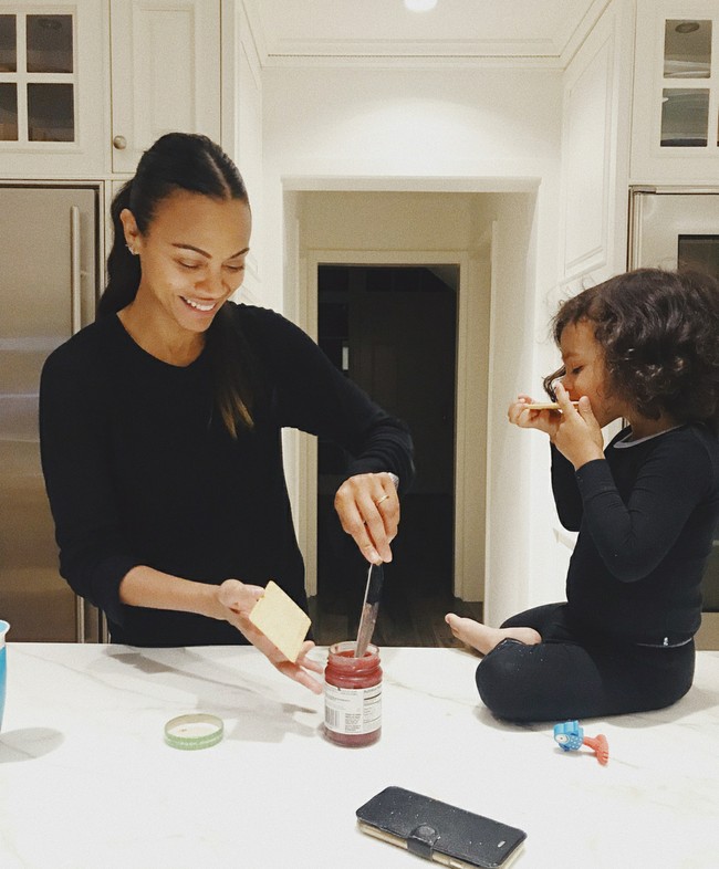 Aktris Zoe Saldana dan suaminya Marco Perego dikaruniai tiga anak. Mereka membesarkan putra-putrinya menjadi vegetarian. Pemain film Avatar ini ingin hidup lebih alami dengan mengonsumsi makanan segar. Aku tidak membeli makanan berkaleng dan aku kehilangan kepercayaan pada hal-hal yang datang dalam plastik, dan kita mulai bergerak menjadi keluarga vegetarian, ujar aktris 40 tahun itu. Foto: instagram