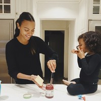 Aktris Zoe Saldana dan suaminya Marco Perego dikaruniai tiga anak. Mereka membesarkan putra-putrinya menjadi vegetarian. Pemain film Avatar ini ingin hidup lebih alami dengan mengonsumsi makanan segar. Aku tidak membeli makanan berkaleng dan aku kehilangan kepercayaan pada hal-hal yang datang dalam plastik, dan kita mulai bergerak menjadi keluarga vegetarian, ujar aktris 40 tahun itu. Foto: instagram