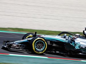 Ferrari Kurang Oke, Hamilton Curiga