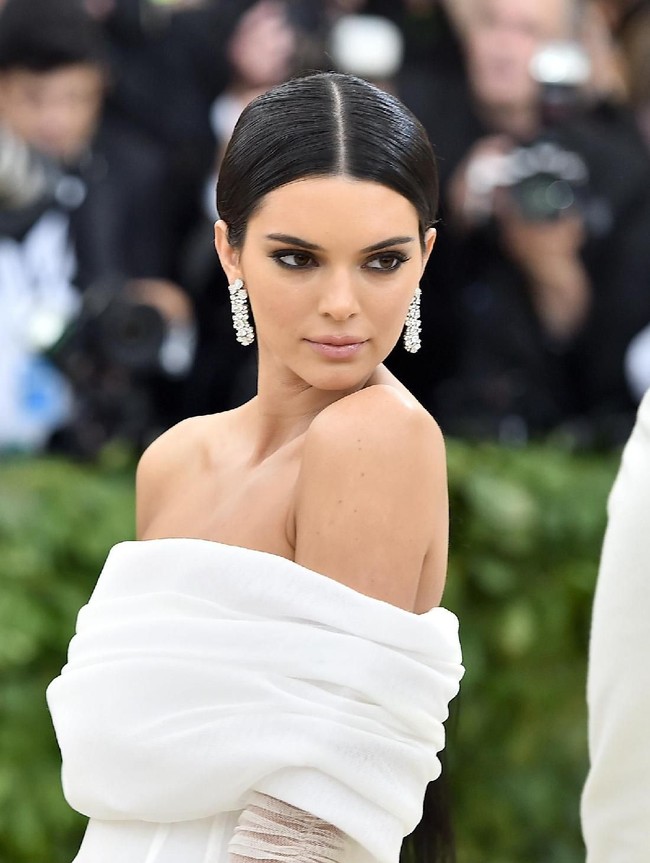 Kendall Jenner membuat para penggemarnya terkejut dan sedih karena secara tiba-tiba menghapus akun Instagram pada November 2016 silam. Kala itu ia mengatakan ingin melakukan detoks. Aku hanya ingin detoks. Aku hanya mau istirahat sebentar. (Karena) aku selalu di situ (social media). Aku akan bangun di pagi hari dan melihatnya (smartphone) terlebih dahulu. Begitu aku pergi tidur itu juga hal terakhir yang aku lihat. Aku merasa sedikit terlalu ketergantungan (pada social media), katanya dalam Ellen Degeneres Show. Foto: Getty Images
