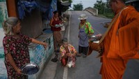 Kembali ke sekolah ini merupakan program pemerintah Thailand untuk para lansia yang hidup sendirian di perdesaan. (Athit Perawongmetha/Reuters)