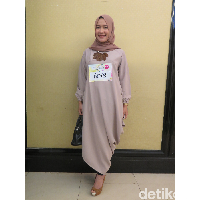 Lisna Novita memilih gaya monokrom bernuansa nude untuk tampil di Sunsilk Hijab Hunt 2018. Gaun bersiluet kaftan ia padukan dengan celana dan hijab warna senada. Peserta 23 tahun ini melengkapi penampilannya dengan aksesori kalung. (Foto: Hestianingsih/Wolipop)