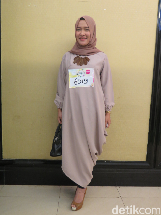 Lisna Novita memilih gaya monokrom bernuansa nude untuk tampil di Sunsilk Hijab Hunt 2018. Gaun bersiluet kaftan ia padukan dengan celana dan hijab warna senada. Peserta 23 tahun ini melengkapi penampilannya dengan aksesori kalung. (Foto: Hestianingsih/Wolipop)