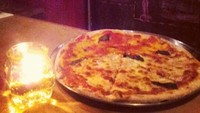 Lagi-lagi makan pizza. Ditemani sebuah lilin kecil, Abdee terlihat seperti sedang candle light dinner dengan seloyang pizza. Yummy! Foto: Instagram @abdeenegara