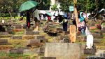Jelang Ramadan TPU Menteng Atas Dipadati Peziarah
