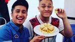 10 Foto Ini Buktikan Kalau Gilang Dirga Doyan Makan Burger hingga Es Krim