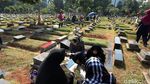 Jelang Ramadan TPU Menteng Atas Dipadati Peziarah