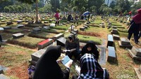 Jelang ramadan warga muslim melakukan ziarah kubur berdoa untuk sanak famili atau kerabat yang telah meninggal dunia. 