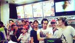 Intip Aksi Abdee Slank Saat Makan Pizza hingga Jadi Pelayan Restoran Cepat Saji