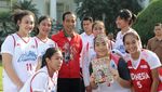 Merah Memanas! Begini Gaya Jokowi Pakai Jaket Baru Asian Games