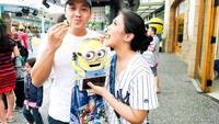 Duh, makan popcornnya lahap banget! Enak, ya, kalau selalu punya teman buat kulineran bareng kaya Caca dan Barry ini. Foto: nstagram @cacatengker