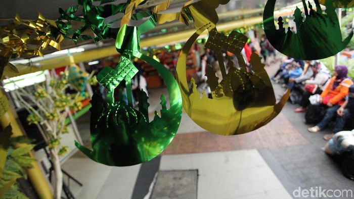 Dalam rangka menyambut Bulan Ramadhan pengelola Terowongan Penyeberangan Orang (TPO) di Kota Tua menampilkan hiasan pernak pernik bertemakan Ramadan.