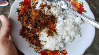Setelah 2 minggu mencari ada juga yg masakin ini.. ikan duo oseng sambel+tomat.. makan sm nasi putih! tulis Ben saat berkunjung ke Tentena, Sulawesi Tengah. Foto: Instagram @benjoshua_r