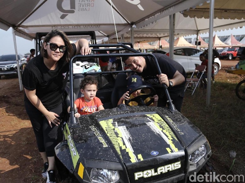 Sissy Priscillia dan Rifat Belikan Mobil  Rally  untuk  Anak