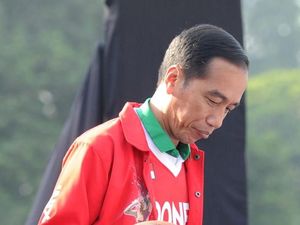Merah Memanas! Begini Gaya Jokowi Pakai Jaket Baru Asian Games