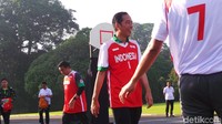 Presiden Jokowi pagi ini bertanding basket dengan pemain Developmental Basketball League (DBL) di Istana Bogor.