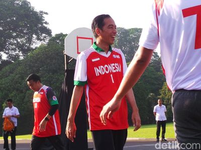 Sabtu Sehat, Jokowi Main Basket Bareng Menpora dan Atlet Muda