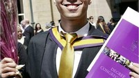 Vidi Aldiano menempuh pendidikan S2 di universitas di Inggris, tepatnya Master of Science jurusan Innovation Management and Entrepreneurship di University of Manchester, Inggris dan lulus dengan predikat cumlaude. Penyanyi bernama asli Oxavia Aldiano ini menerima beasiswa pendidikan dari kampusnya. Foto: Instagram Vidi Aldiano. 