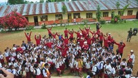 Di Ruteng peserta touring tahunan Big Bike Honda tersebut menyempatkan untuk melakukan kegiatan sosial di salah satu sekolah di sana. Mereka memberikan beberapa bantuan dan berbagi cerita kepada murid-murid si sekolah tersebut. Foto: Dok. Astra Motor
